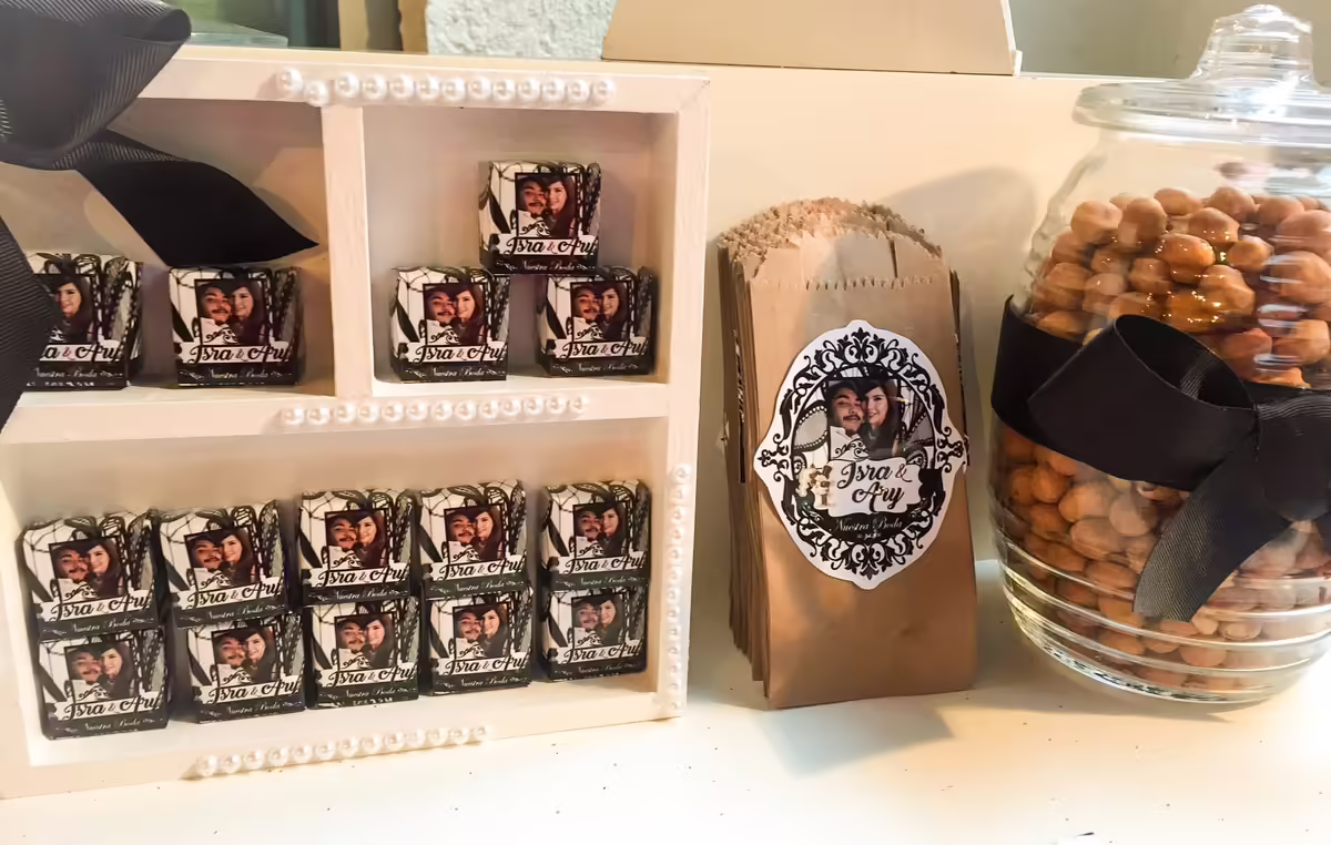 Bolos de boda personalizados con fotos de la pareja, caramelos en jarra con liston negro, chocolates premium y etiqueta caligrafiada como souvenirs elegantes para invitados de boda en CDMX