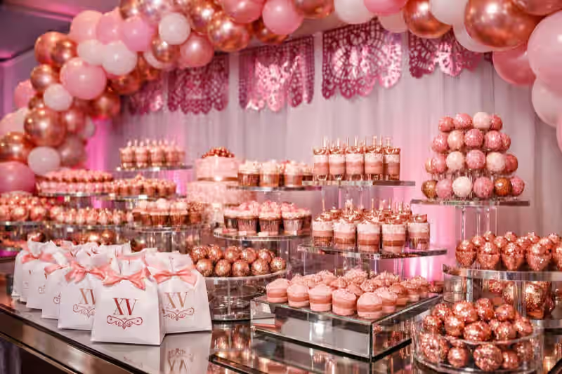 Mesa de dulces para evento premium en Metepec con composicion editorial y surtido de calidad